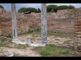 07492 ostia - regio iv - insula iii - domus dei pesci (iv,iii,3) - (via della caupona) - raum (g) - hof - bli ri raum n - halle.jpg